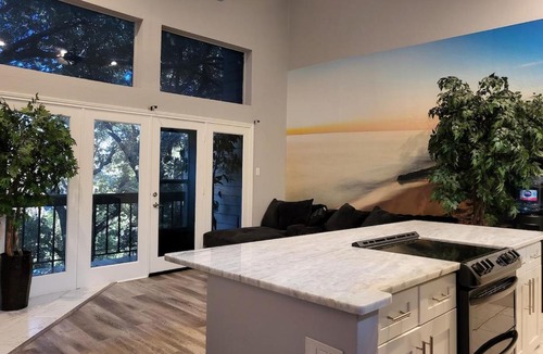 Lake Highlands Apartment | The Duke's Castle with Garage & Fast Internet