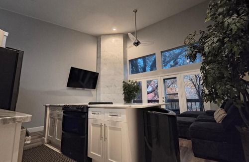 Lake Highlands Apartment | The Duke's Castle with Garage & Fast Internet