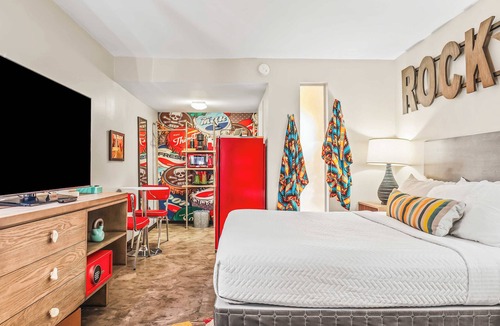 Governmental Mall Hotel | The Egyptian - Retro Modern Motel - Room 201