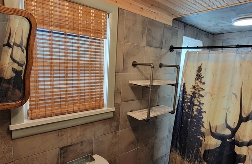 Hettinger Apartment | The Elk at Carls Cabins