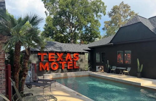 Greater Heights Apartment | the escape - with pool & hot tub at The Ponderosa