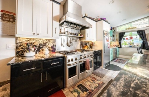 Riggins House | The Estate on Main St. sleeps 22 with 9 BR & 6 full BA in 2 separate buildings!