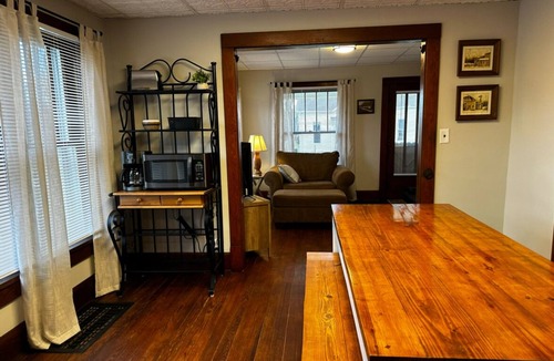 Lynnville House | THE GETAWAY-Charming 3 Bdrm 2 Bath, Sleeps 8-10 Lg Drive, WiFi, Tankless Water