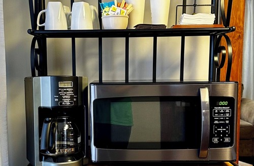 Lynnville House | THE GETAWAY-Charming 3 Bdrm 2 Bath, Sleeps 8-10 Lg Drive, WiFi, Tankless Water