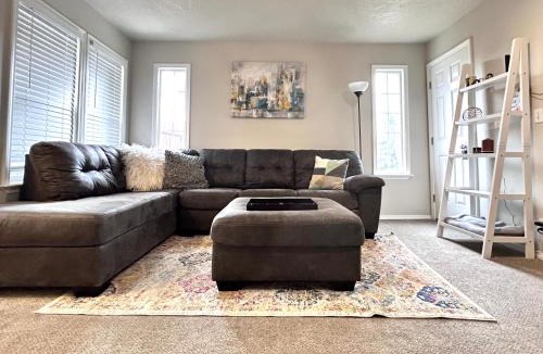 Southeast Boise House | The Getaway SE Boise Condo Across the street from Greenbelt, Bown Crossing and Boise River 3BD 3Bath, 4 beds! Lovely, Homey, Dining table seats 6