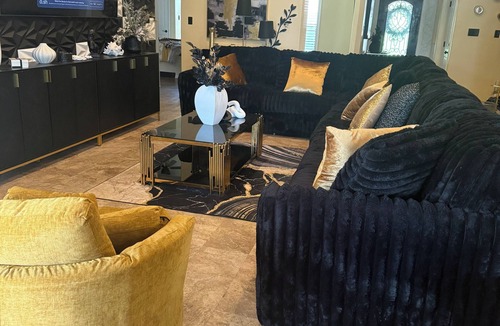 Jonesboro House | The Golden Hideaway