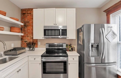 Victorian Village Apartment | The Goodale Overlook - 2 Bed 3 Bath