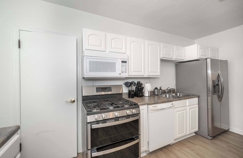 Ludlow Apartment | The Grand Elm Suite 1 – Sleeps 4