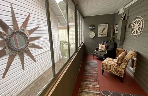 Wallace House | The GREAT CATSBY 4bd Queen Anne historic home, walk to town