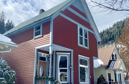 Wallace House | The GREAT CATSBY 4bd Queen Anne historic home, walk to town