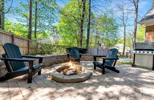 Greensboro House | The Greensboro Manor HotTub FirePit Basketball 15 Min To Sedgefield CC