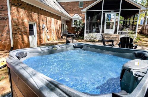 Greensboro House | The Greensboro Manor HotTub FirePit Basketball 15 Min To Sedgefield CC