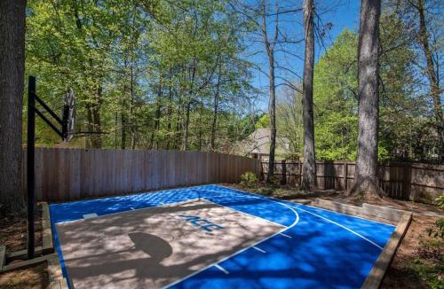 Greensboro House | The Greensboro Manor HotTub FirePit Basketball 15 Min To Sedgefield CC
