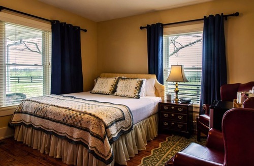 Paris Bed & Breakfast | The Guesthouse at Rosecrest Farm