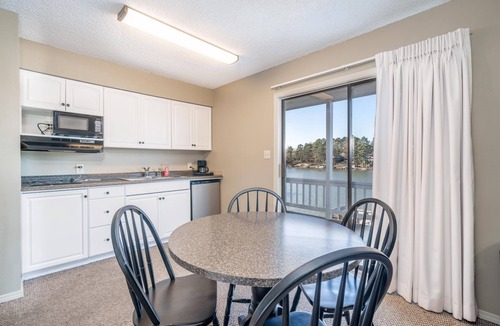 Rockwell Apartment | The Hamilton Lakefront Studio 18 - Upper Unit