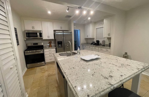 Washington Ave./ Memorial Park House | The Heights Retreat - Casa Azul at Cottage Grove