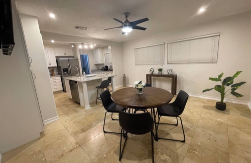 Washington Ave./ Memorial Park House | The Heights Retreat - Casa Azul at Cottage Grove