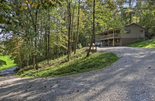 Sharpsburg House | The Hideaway at Buck Ridge. Pet friendly.