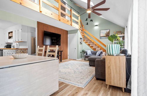 Southmont House | The High Rock Hideout is a 3-bedroom home on High Rock Lake