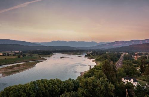 Bonners Ferry House | The Historic Bonners Family Home- 4 Bedroom - Panoramic River Views, Casino Nearby