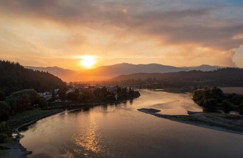 Bonners Ferry House | The Historic Bonners Family Home- 4 Bedroom - Panoramic River Views, Casino Nearby