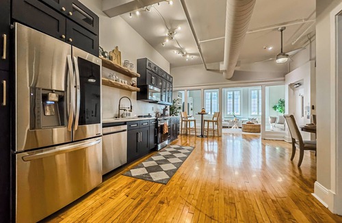 Downtown Cincinnati House | The Historic Lyric Presidential Suite