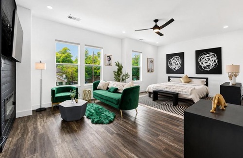 Dallas House | The Hollywood House a Luxury Home With an Outdoor Kitchen and 100 Inch TV