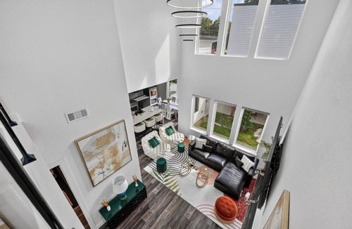 Dallas House | The Hollywood House a Luxury Home With an Outdoor Kitchen and 100 Inch TV