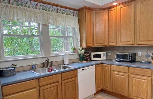 Lattimore Bed & Breakfast | The Hunt House Bed & Breakfast: A traditional country home, away from home!