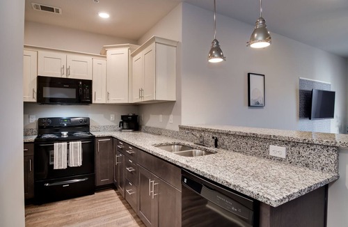 Gracewood Apartment | The James: King Bed - Pool & Gym - Fast WiFi - Ft Gordon - Washer & Dryer