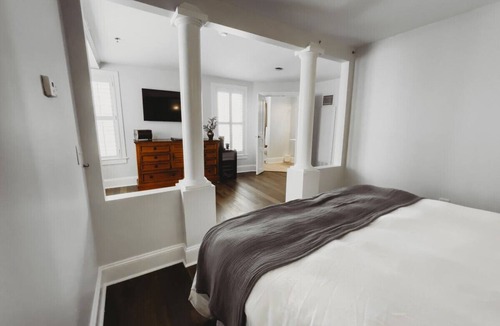 Downtown Hotel | The Jefferson Inn Downtown Southern Pines Premium King Suite