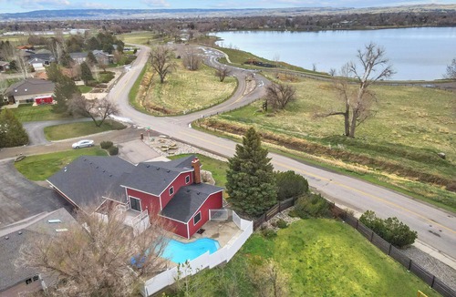 Billings House | The Lakehouse: Pool, Theater, Game Room, Lakefront