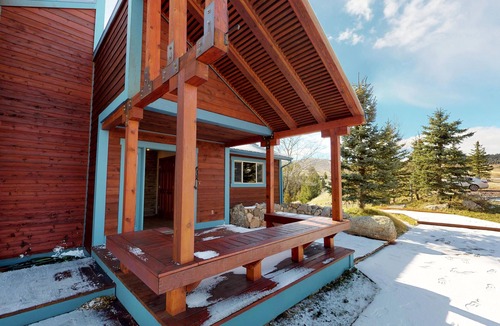 Ennis House | The Last Best Place- The Valley View - Five Bedrooms 3 Baths -multilevel deck