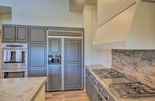 Bonner County House | The Lodge · Secluded Lodge with Mountain Views and Hot Tub