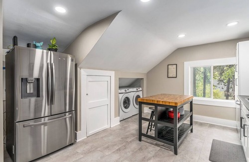 Cliff - Cannon House | The Loft on 13th~Modern & Cozy!