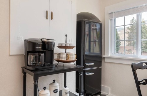 Rose Park Apartment | The Lolo Creek Loft on the Hip Strip, Vintage Suite