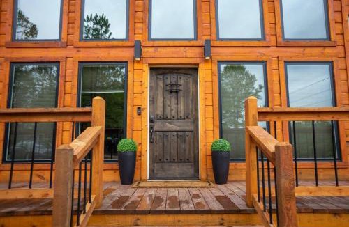 Broken Bow House | The Luxurious - River Ranch - Cabin Sleeps 9!