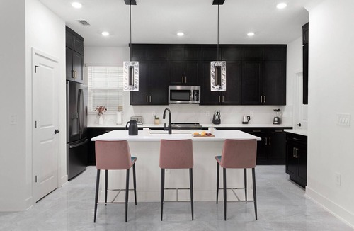 Florida Center House | The Marvelous | Brand NEW home w toy theme RM, pool, grand LR/DR, near Universal