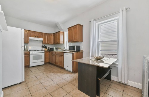 Chelsea House | The Maverick - Luxurious Apartment - Near Airport/Downtown - Free Parking!