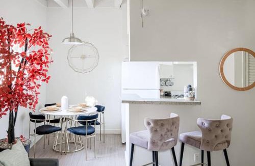 North University Apartment | The Modern I Sleep 5 I Close to Downtown I Roku TV
