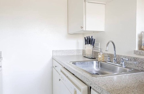 North University Apartment | The Modern | Sleeps 5 | Central near U of Texas!