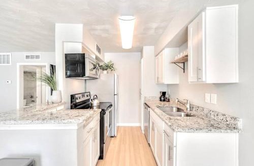 Old East Dallas Apartment | The Munger Proper - Spa Pool