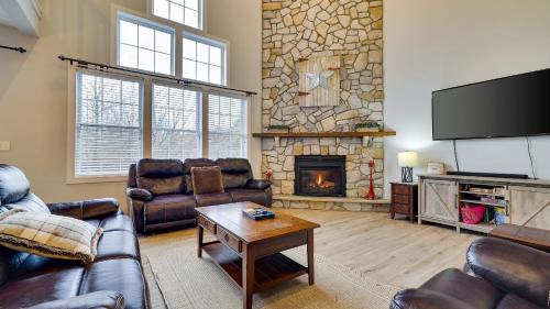 Pocono Pines House | The Nest at Pinecrest by AvantStay Spacious Deck Game Room Fire Pit