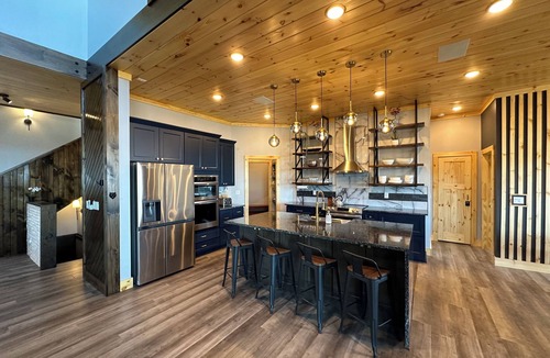 Jasper House | The Oslo + The Little Oslo Apt - 6 Kings + View + Hot Tub - Sleeps 27