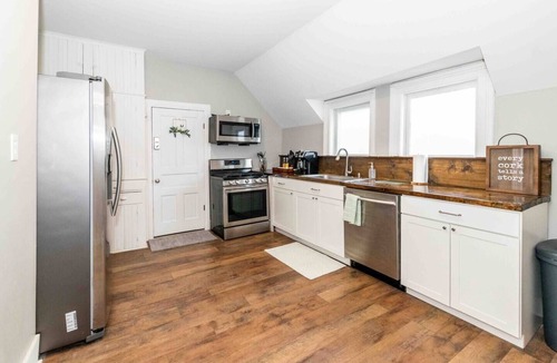 Oxford Apartment | The Oxford Guest House - 1860's Remodeled 3b/2b Suite - Downtown Oxford