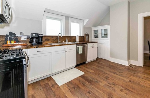 Oxford Apartment | The Oxford Guest House - 1860's Remodeled 3b/2b Suite - Downtown Oxford