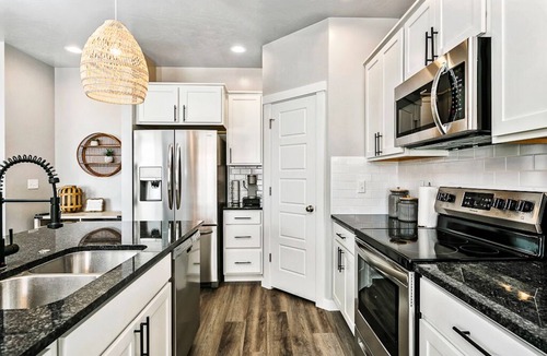 Meridian House | ☼ THE PALM HOUSE ☼ At Meridian - New Home in great location!