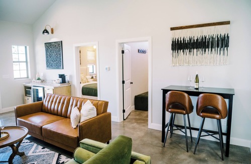Stonewall Cabin | The Pearl/Casita #8 - Private Porch, Luxury, Country Feels, Walk to Wineries