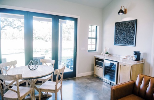 Stonewall Cabin | The Pearl/Casita #8 - Private Porch, Luxury, Country Feels, Walk to Wineries