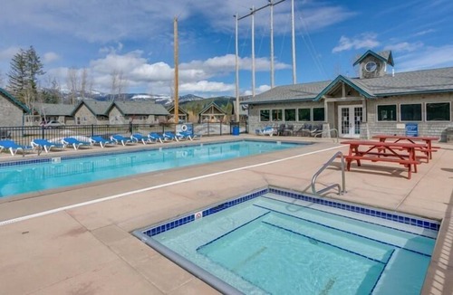 Dover Bay House | The Pearl Of Pend Oreille - 1 Bedroom and Loft 2 Bath Parkside Bungalow